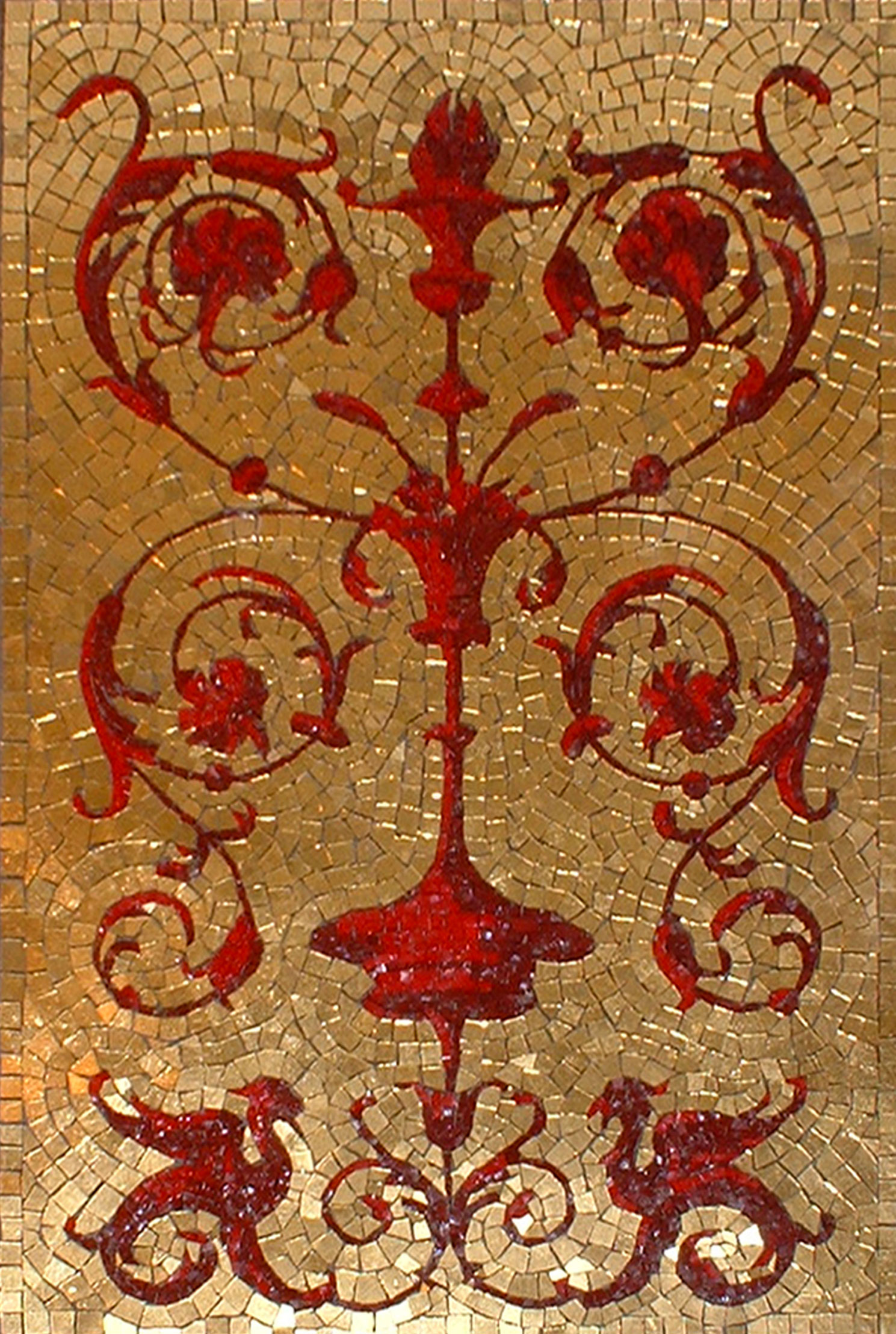 Mosaico di tessere d'oro e smalto rosso raffigurante grottesca