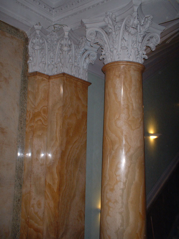 Restauro delle superfici di marmorina romana nell'atrio di Palazzo Baracchini a Roma