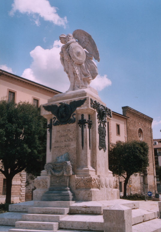 Il monumento ai caduti di piazza Mazzini a Rieti dopo il restauro