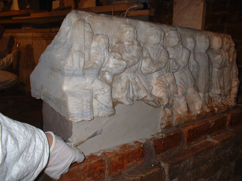 restauro degli elementi lapidei  delle catacombe di Domitilla a Roma